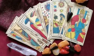 Czy tarot naprawdę działa? Sprawdź, czy warto mu zaufać i jak może pomóc