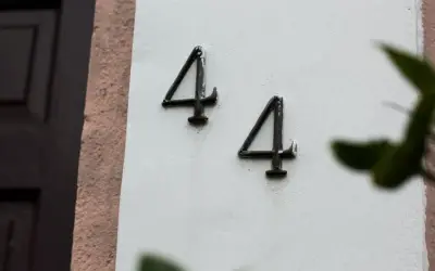 Prześladuje mnie liczba 44: Co oznacza ta tajemnicza liczba?