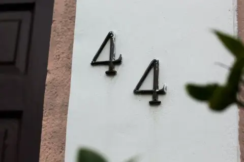 Prześladuje mnie liczba 44: Co oznacza ta tajemnicza liczba?