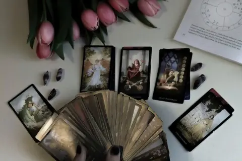 Dlaczego tarot jest niebezpieczny? Zagrożenia duchowe i psychiczne wróżenia
