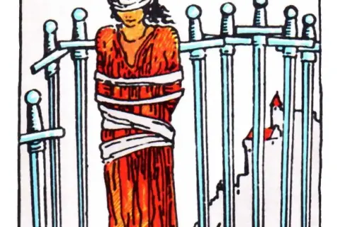 8 mieczy tarot znaczenie – jak uniknąć pułapek i zrozumieć przesłanie karty
