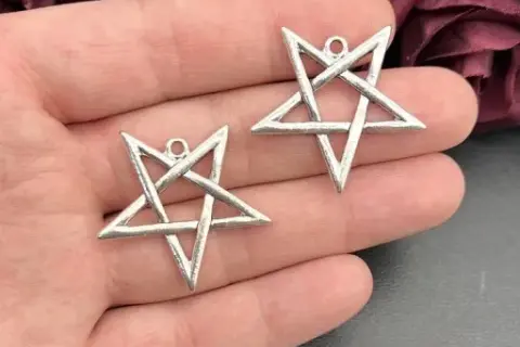 Pentagram a pentakl: Różnice i znaczenie między pentagramem a pentaklem