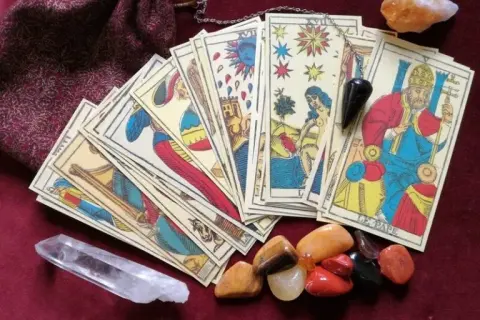 Czy tarot naprawdę działa? Sprawdź, czy warto mu zaufać i jak może pomóc