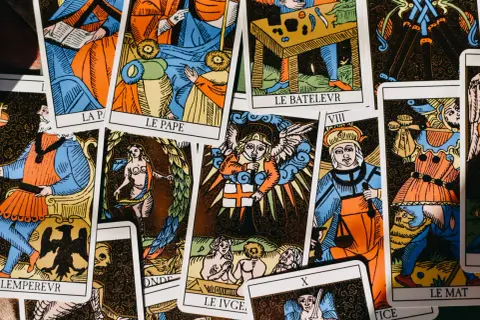 Tarot pytanie: Jak zadawać pytania tarota i uzyskać odpowiedzi?
