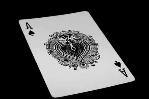 Znaczenie kart tarota: 9 Pik - Co oznacza ta karta i jej znaczenie?