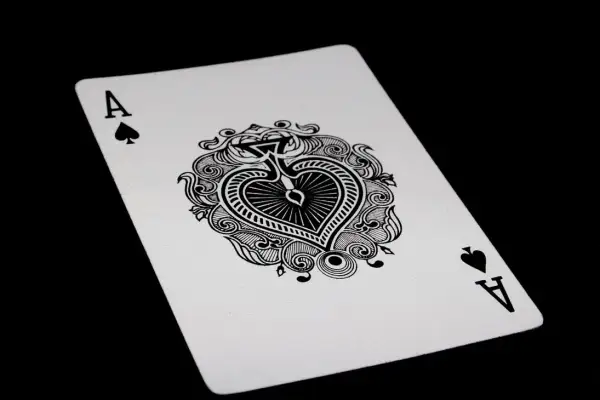 Znaczenie kart tarota: 9 Pik - Co oznacza ta karta i jej znaczenie?