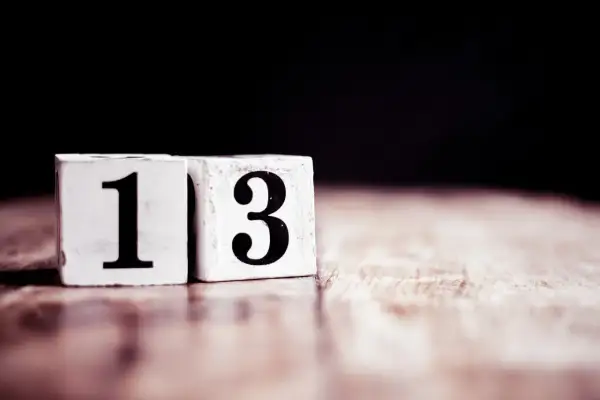 Znaczenie numerologii 13: karmiczne długi i wyzwania w życiu